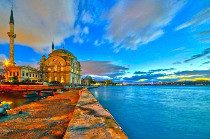 Private Dolmabahce Palace and Bosphorus Tour